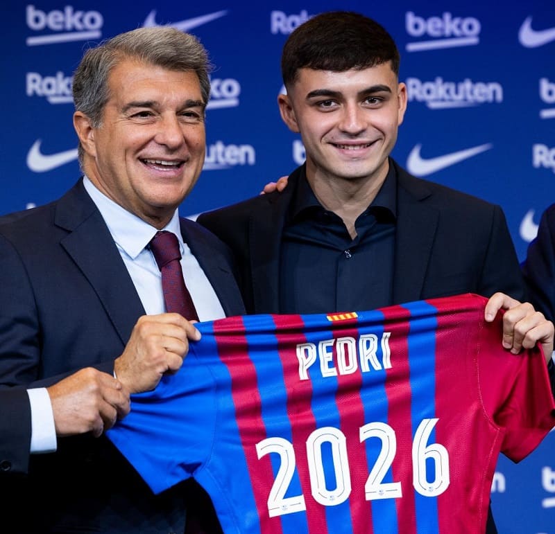 Cầu thủ Pedri vừa ký hợp đồng mới với Barcelona